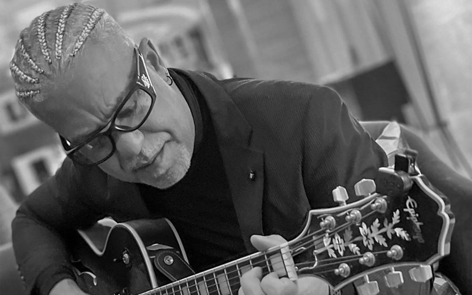 Stuart Mansfield, British singer-songwriter, playing guitar