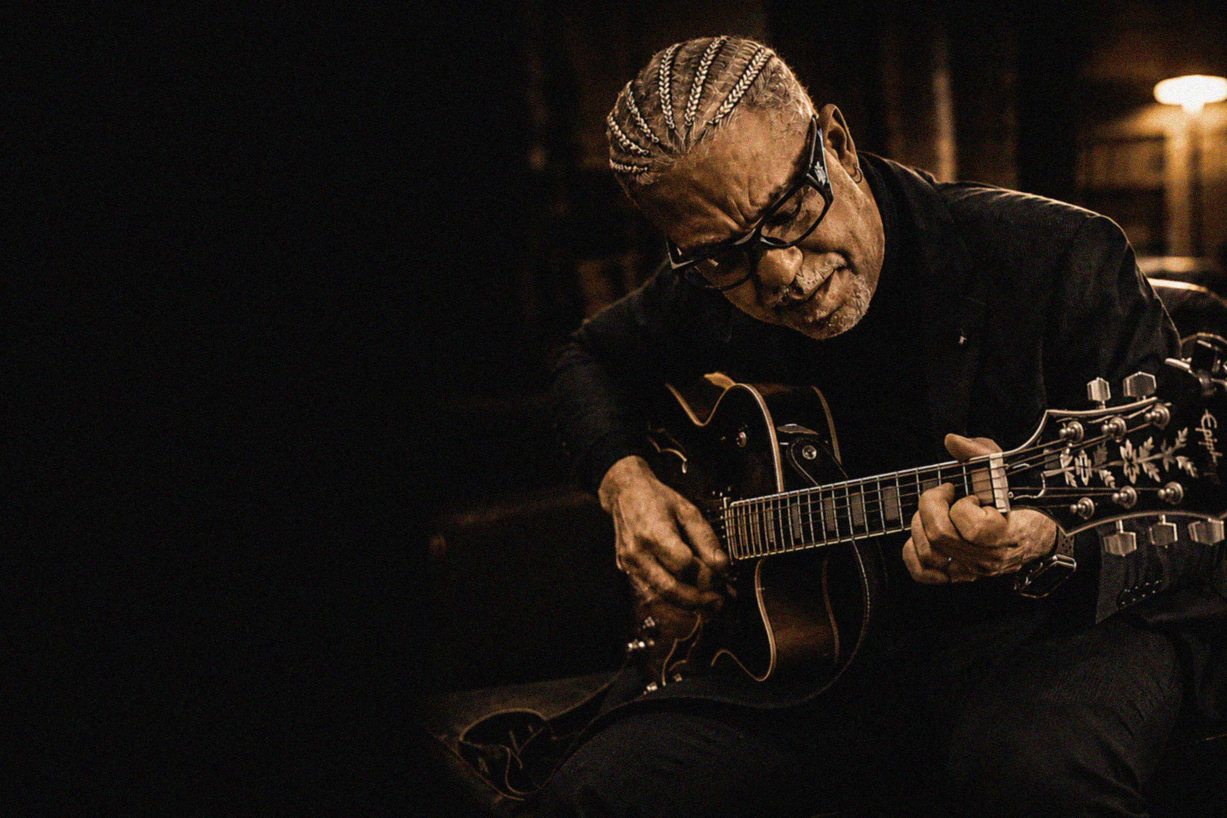 Stuart Mansfield playing guitar
